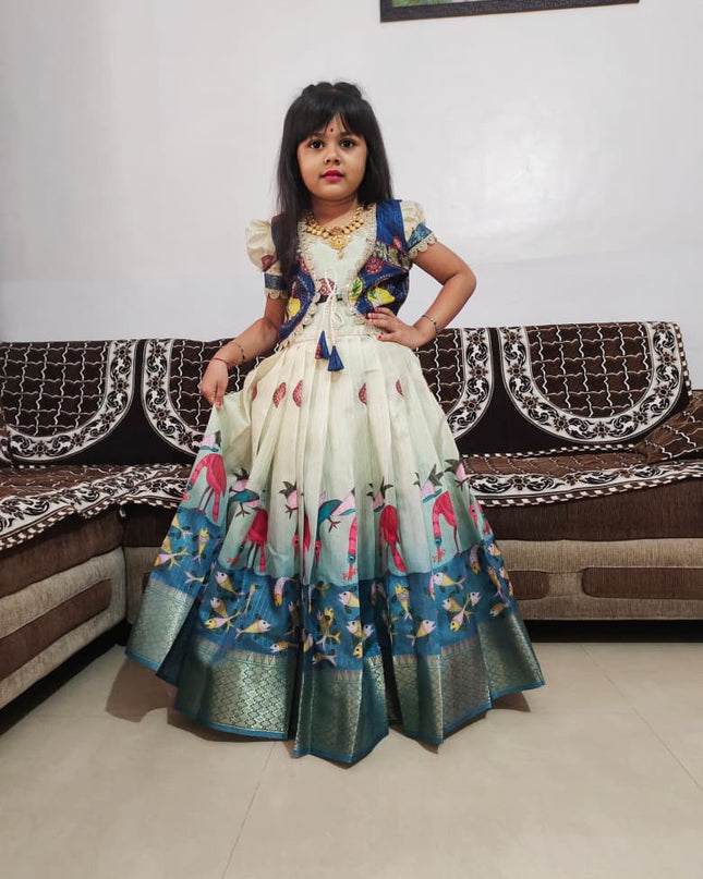 &nbsp;full stiched &nbsp;pure &nbsp;silk zari line all body &nbsp; with  kalamkari design jacket